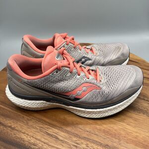 Saucony Triumph 18 Shoes Womens 9.5 Moonrock Gray/Coral Running Comfort Walking